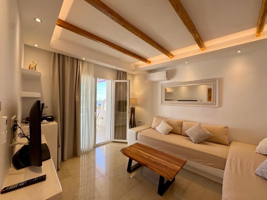 Postel nebo postele na pokoji v ubytování Naxos Grand Hotel