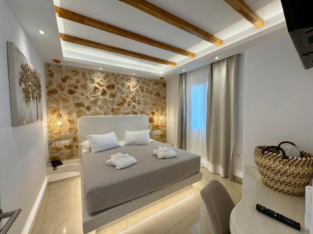Postel nebo postele na pokoji v ubytování Naxos Grand Hotel