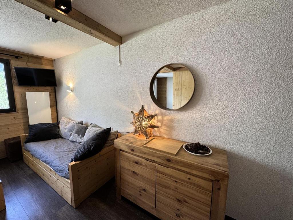 a bedroom with a bed and a mirror on the wall at Résidence Les Melezes - Studio vue montagne · Accès pistes par navette · Parking extérieur MAE-0944 in Champcella