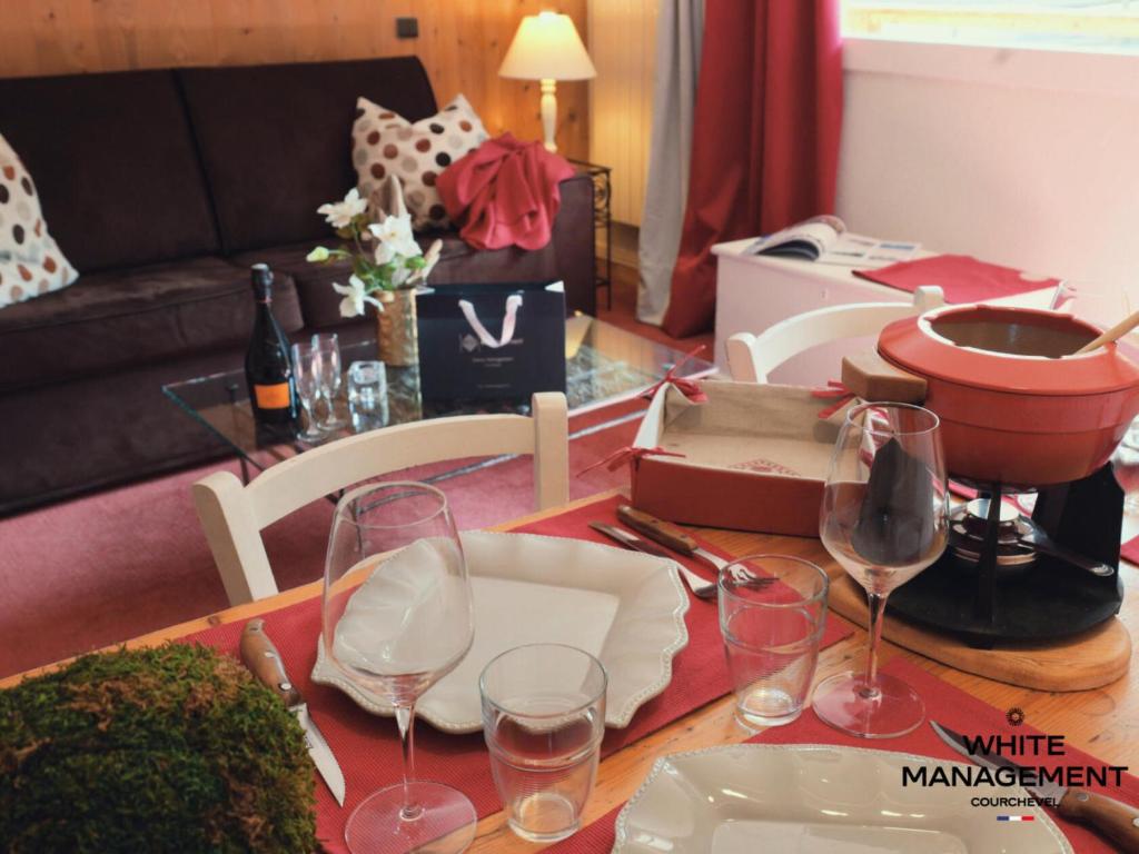 une table avec des verres à vin dessus dans l'établissement Résidence BelvÉdÈre - T2 familial de 37 m² à Courchevel 1650 MAE-5884, à Courchevel