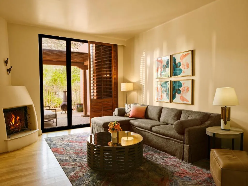 One-Bedroom Oasis Accessible Plunge Pool King Suite