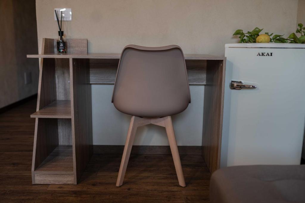 una scrivania con sedia accanto a un frigorifero di Villa Fontana a Casa Boscarelli