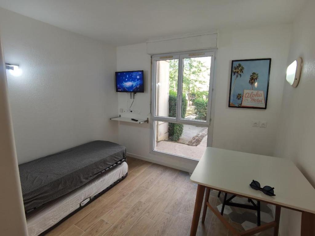 Μια τηλεόραση ή/και κέντρο ψυχαγωγίας στο Aix Pont de Larc California 2 Coté Jardin - Parking