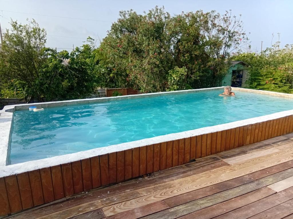 בריכת השחייה שנמצאת ב-The Pool House או באזור