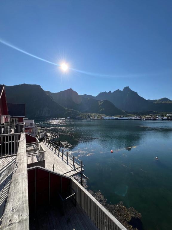uitzicht op een groot waterlichaam met bergen bij Seahouse with Panoramic Sea View in Ballstad