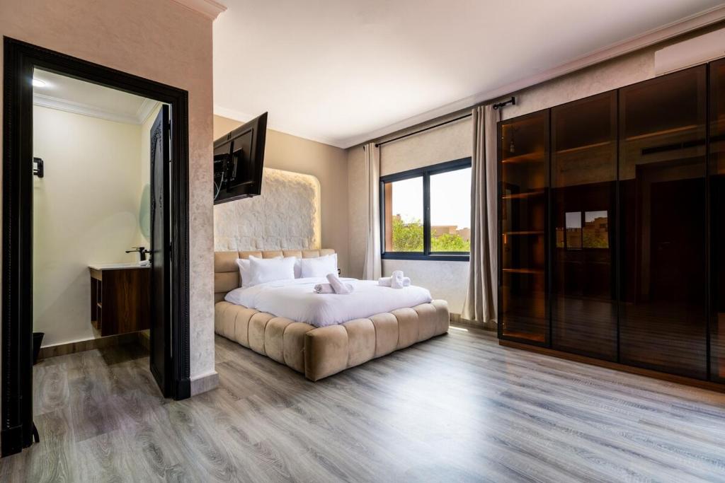 Postel nebo postele na pokoji v ubytování 4 Bed Villa lagune River Palm Marrakech with Pool