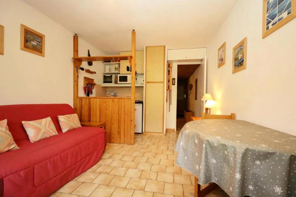 里雾诗Résidence Le ChÂteau Bruyeres - Château B42 MAE-6432的带红色沙发的客厅和厨房