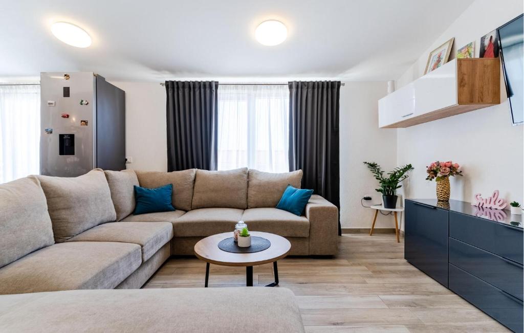 Posedenie v ubytovaní 3 Bedroom Beautiful Apartment In Solin