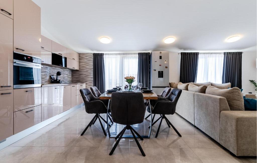 Kuchyňa alebo kuchynka v ubytovaní 3 Bedroom Beautiful Apartment In Solin