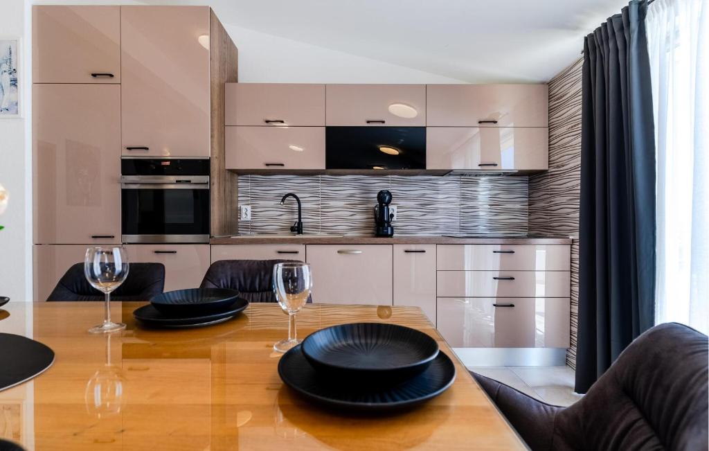 Kuchyňa alebo kuchynka v ubytovaní 3 Bedroom Beautiful Apartment In Solin