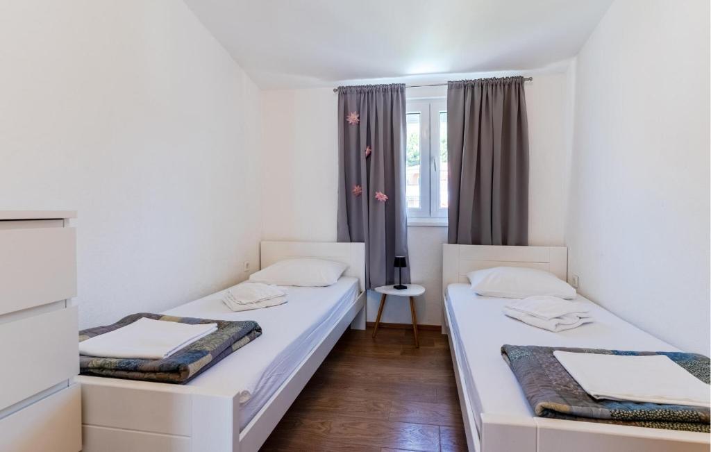 Posteľ alebo postele v izbe v ubytovaní 3 Bedroom Beautiful Apartment In Solin