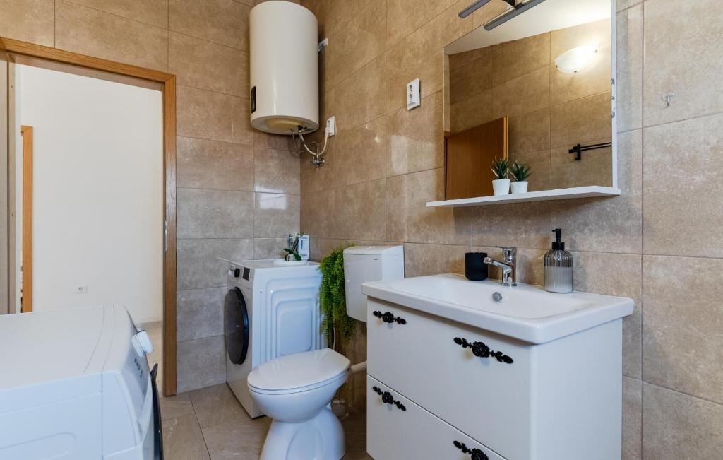 Kúpeľňa v ubytovaní 3 Bedroom Beautiful Apartment In Solin