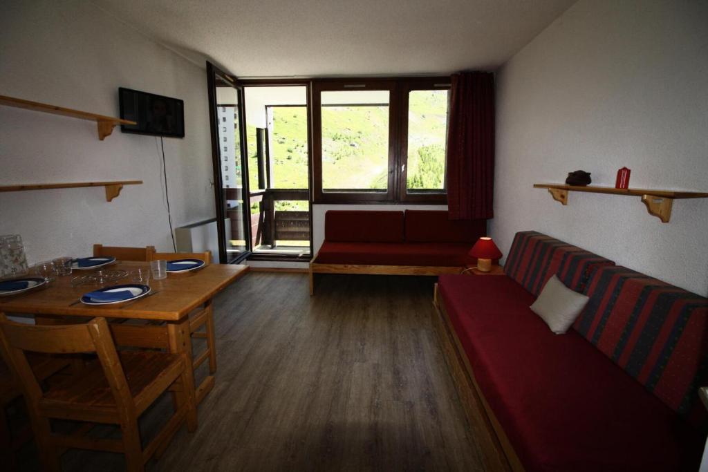 un salon avec un canapé et une table dans l'établissement Résidence Home Club 2 - Plusieurs studios disponibles pour vos séjours en famille ou entre amis MAE-3397, à Tignes