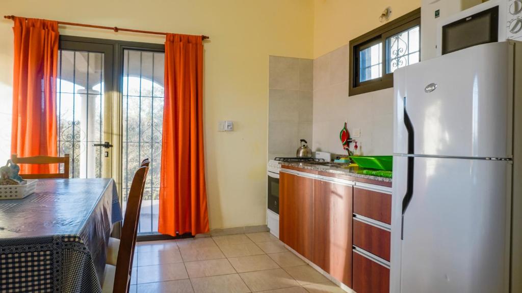 Una cocina o kitchenette en Cabana Cala - Mirador de las sierras.