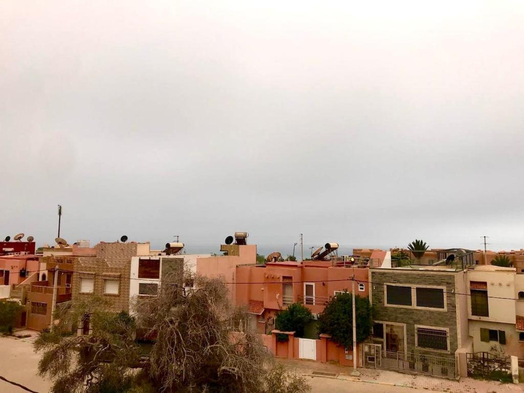 un groupe de bâtiments dans une ville dans l'établissement Charming house in Imi Ouddar, à Agadir nʼ Aït Sa