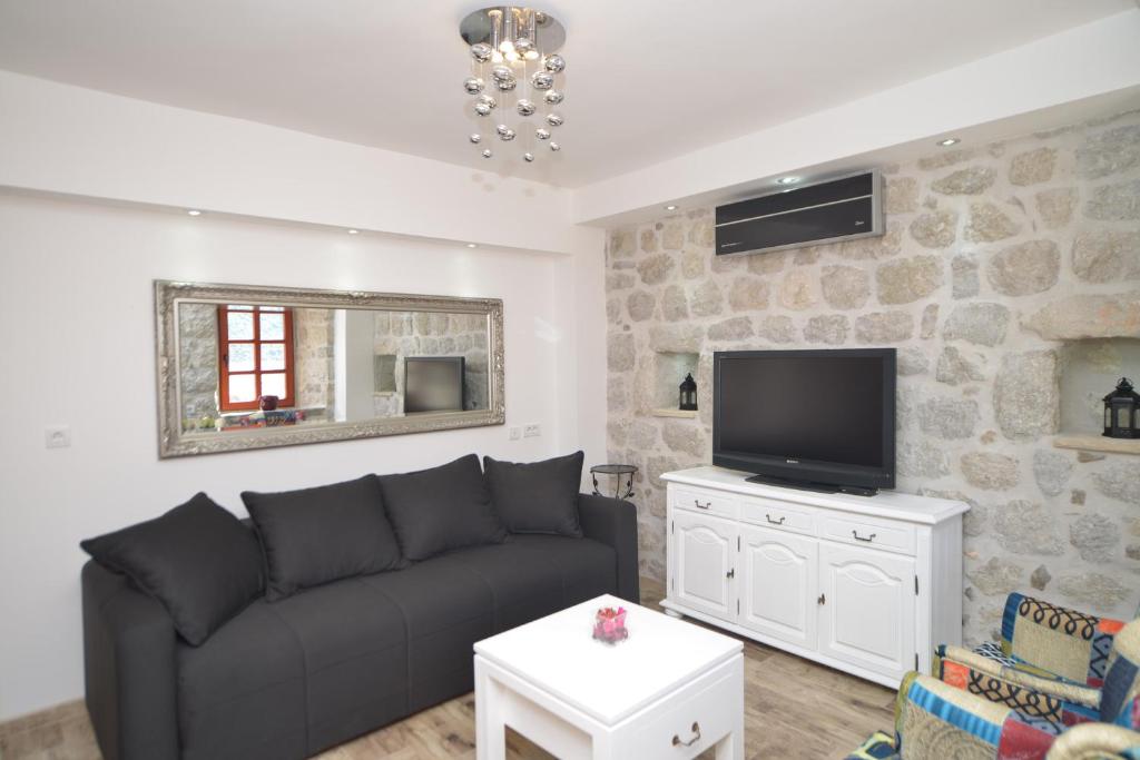 TV a/nebo společenská místnost v ubytování Apartments Risan