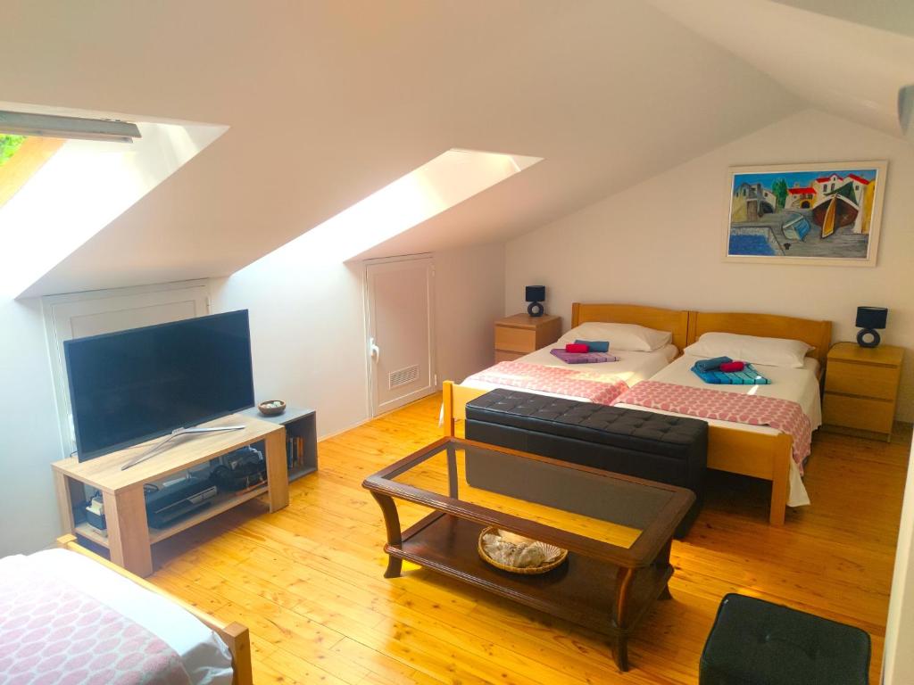 TV a/nebo společenská místnost v ubytování Tramuntana Holiday Home