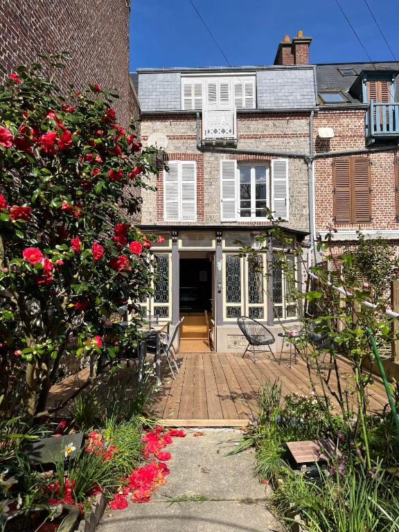 Vonkajšia záhrada v ubytovaní Maison familiale de ville à Etretat