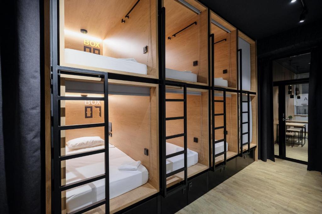 Un pat sau paturi într-o cameră la InBox Capsule Hotel