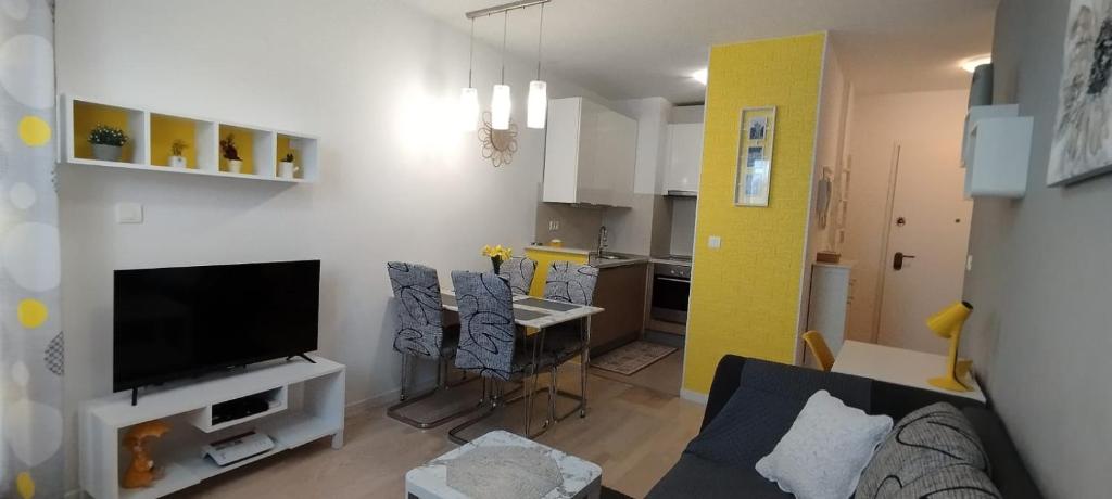En TV eller et underholdningssystem på Apartment Verdi Split with free private parking space