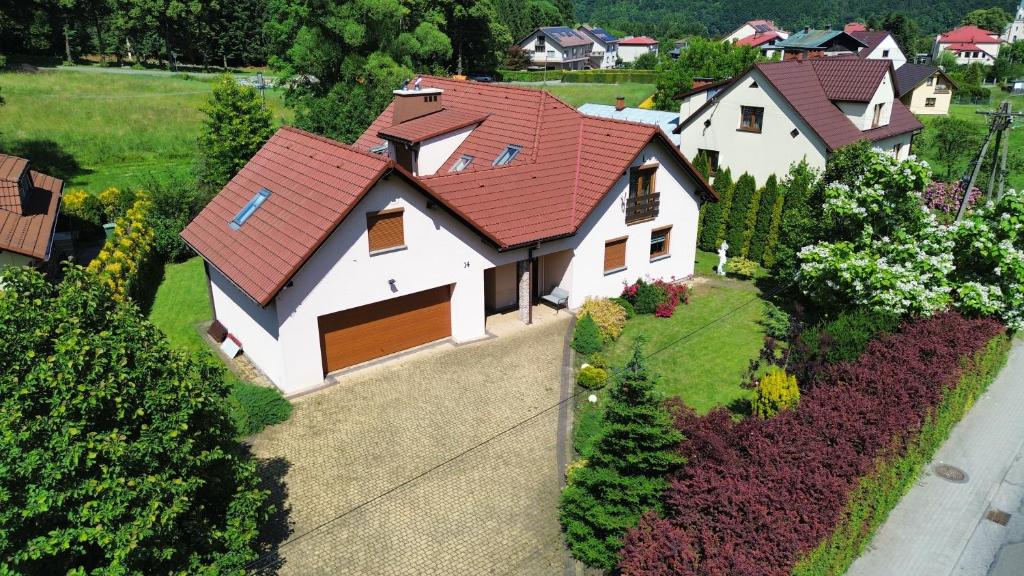 ein großes weißes Haus mit einem roten Dach in der Unterkunft Familijne Zacisze in Mienzebrosche