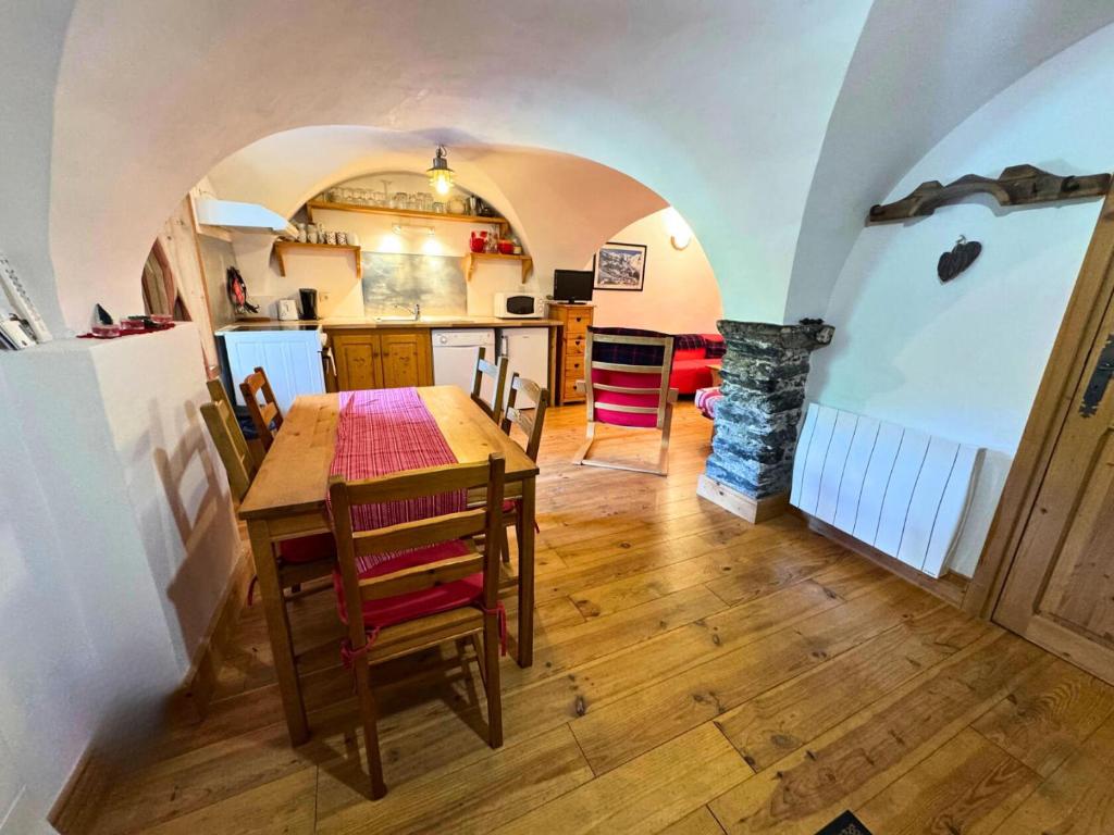 une cuisine et une salle à manger avec une table et des chaises dans l'établissement Chalet Chardons - Appartement situé à 4km des pistes MAE-6451, à Saint-Martin-de-Belleville