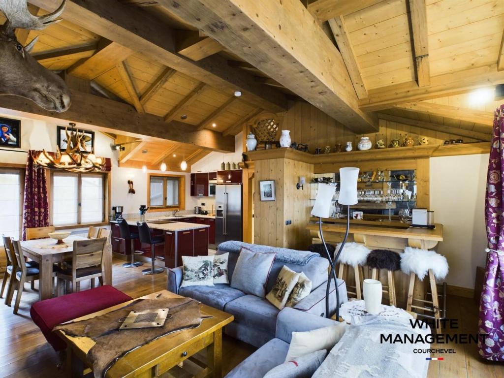 un salon avec un canapé bleu et une table dans l'établissement Résidence Amadablam - Charmant appartement au coeur de Courchevel 1850 MAE-3781, à Courchevel
