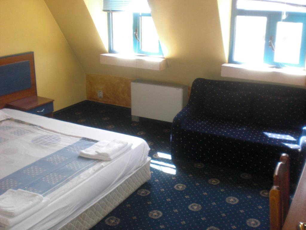 Postel nebo postele na pokoji v ubytování Fenix Family Hotel