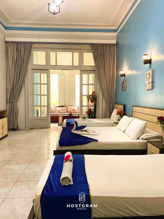 Postel nebo postele na pokoji v ubytování Hostgram Downtown Hotel & Suites