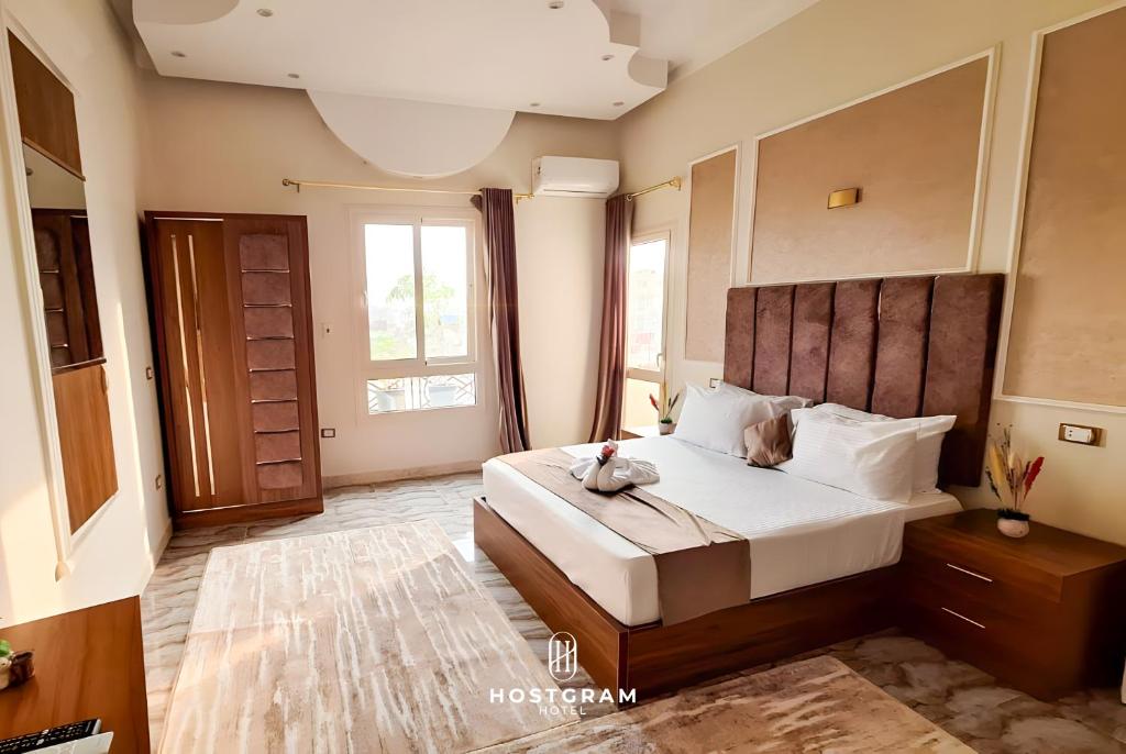 Postel nebo postele na pokoji v ubytování Hostgram Downtown Hotel & Suites