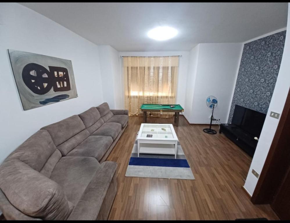 una sala de estar con un sofá y una mesa en La Baita del Mare, en Montesilvano