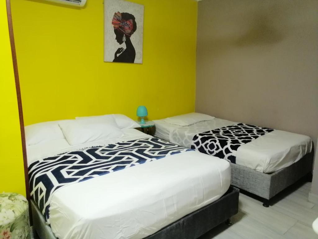 Postel nebo postele na pokoji v ubytování Sai hostels