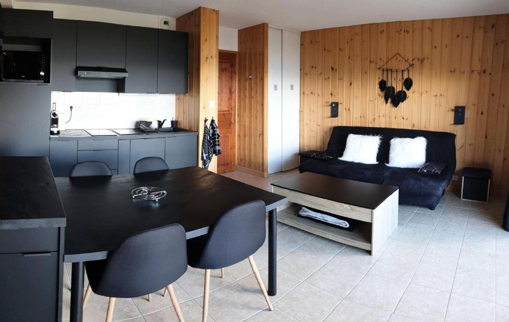 a kitchen and living room with a table and chairs at Résidence Joubelle - Joli chalet de 4 couchages avec une superbe vue a Réallon station JOUB8-1 MAE-5491 in Réallon