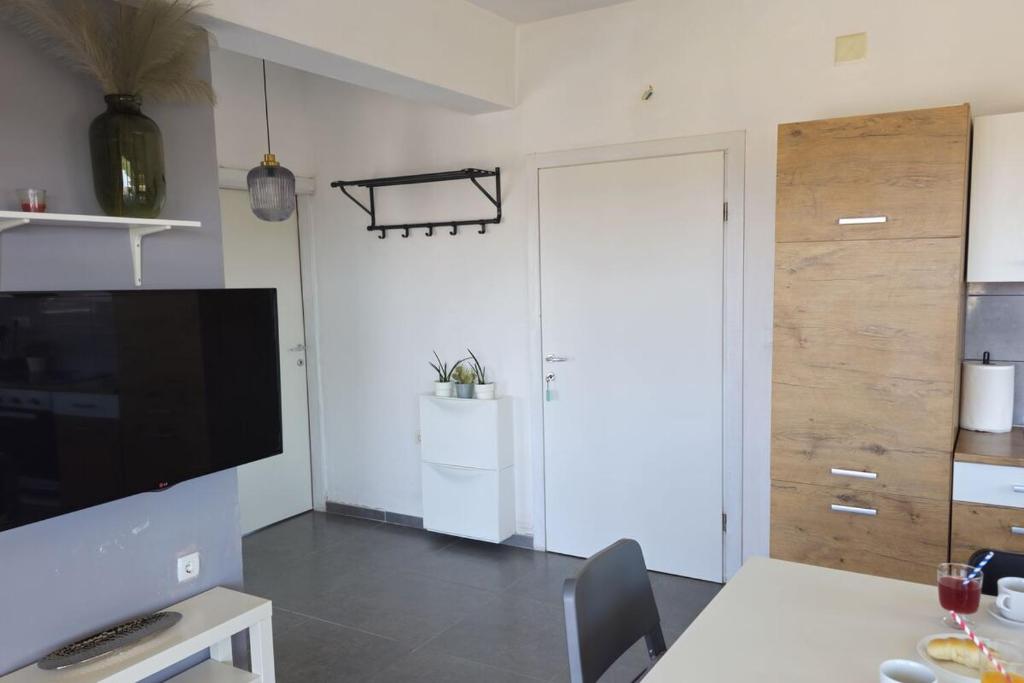 Kuchyňa alebo kuchynka v ubytovaní Brodarica Apartment Near the Beach - Spacious 2-Bedroom Penthouse with Large Terrace