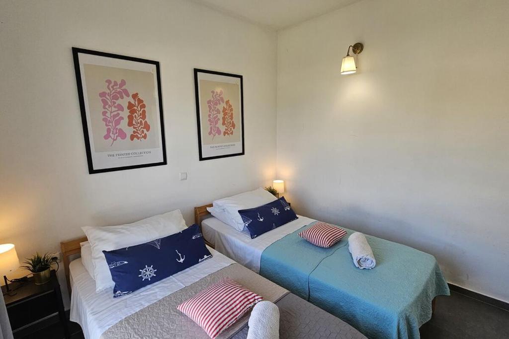 Posteľ alebo postele v izbe v ubytovaní Brodarica Apartment Near the Beach - Spacious 2-Bedroom Penthouse with Large Terrace