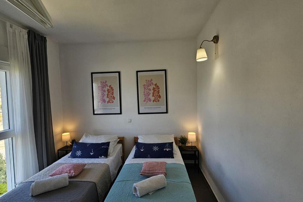 Posteľ alebo postele v izbe v ubytovaní Brodarica Apartment Near the Beach - Spacious 2-Bedroom Penthouse with Large Terrace