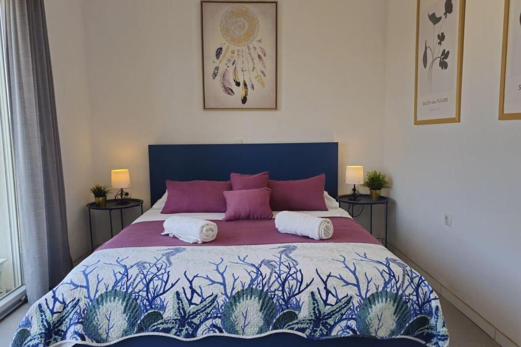 Posteľ alebo postele v izbe v ubytovaní Brodarica Apartment Near the Beach - Spacious 2-Bedroom Penthouse with Large Terrace