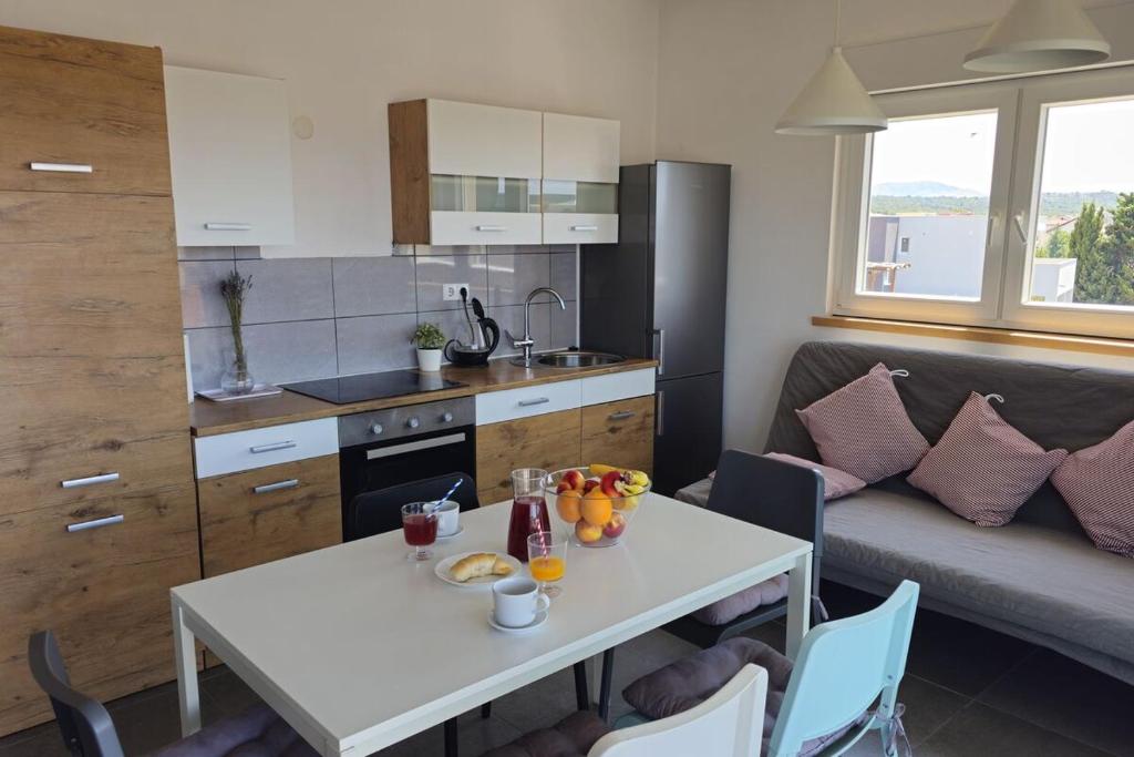 Kuchyňa alebo kuchynka v ubytovaní Brodarica Apartment Near the Beach - Spacious 2-Bedroom Penthouse with Large Terrace