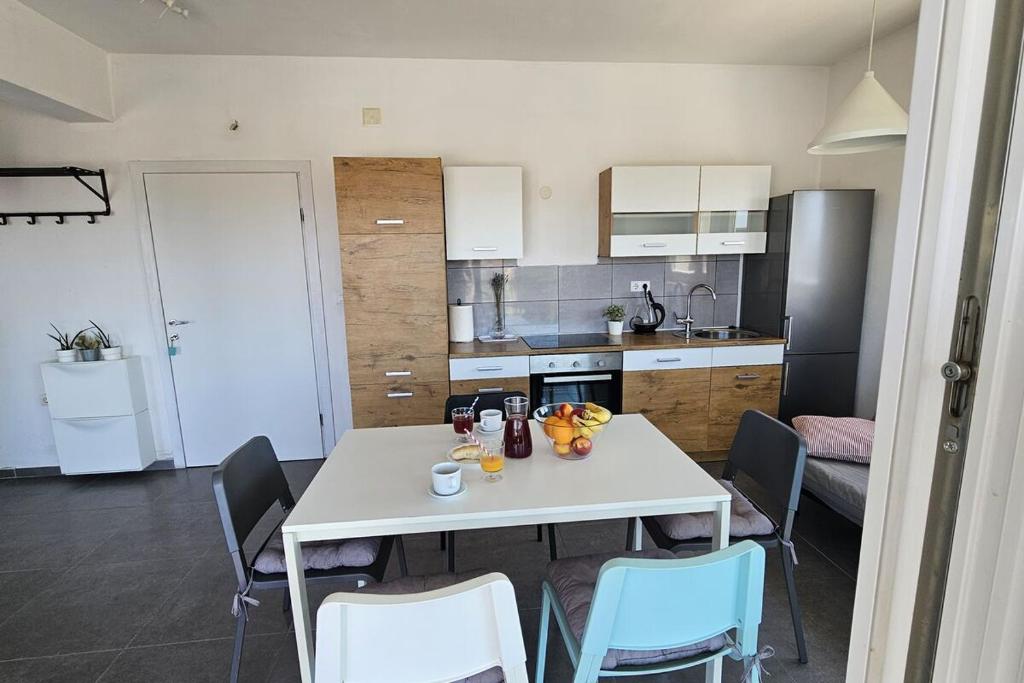 Kuchyňa alebo kuchynka v ubytovaní Brodarica Apartment Near the Beach - Spacious 2-Bedroom Penthouse with Large Terrace