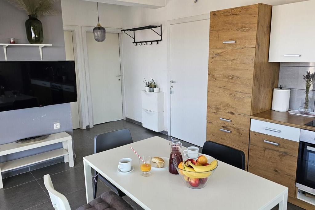 Kuchyňa alebo kuchynka v ubytovaní Brodarica Apartment Near the Beach - Spacious 2-Bedroom Penthouse with Large Terrace