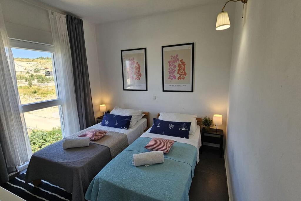 Posteľ alebo postele v izbe v ubytovaní Brodarica Apartment Near the Beach - Spacious 2-Bedroom Penthouse with Large Terrace