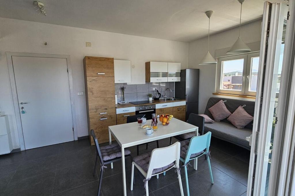 Kuchyňa alebo kuchynka v ubytovaní Brodarica Apartment Near the Beach - Spacious 2-Bedroom Penthouse with Large Terrace