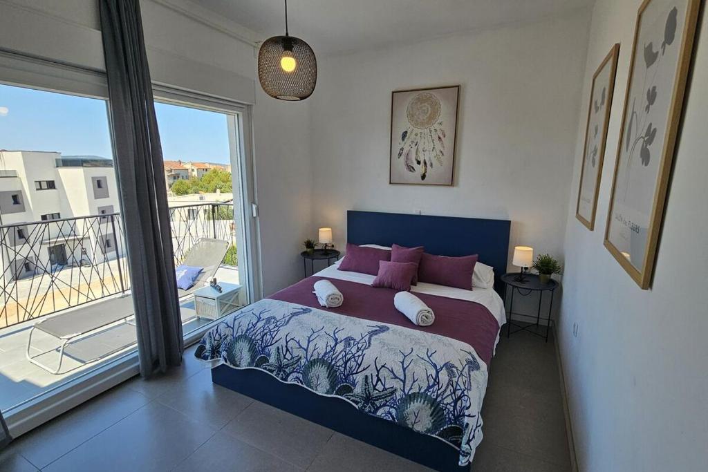 Posteľ alebo postele v izbe v ubytovaní Brodarica Apartment Near the Beach - Spacious 2-Bedroom Penthouse with Large Terrace