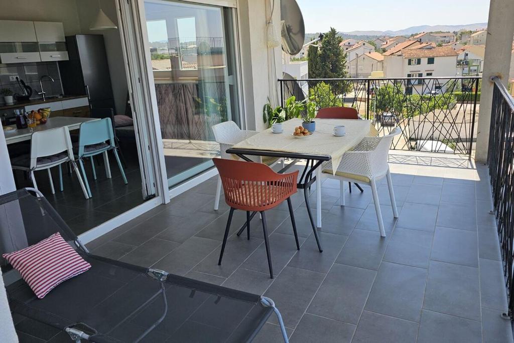 Balkón alebo terasa v ubytovaní Brodarica Apartment Near the Beach - Spacious 2-Bedroom Penthouse with Large Terrace