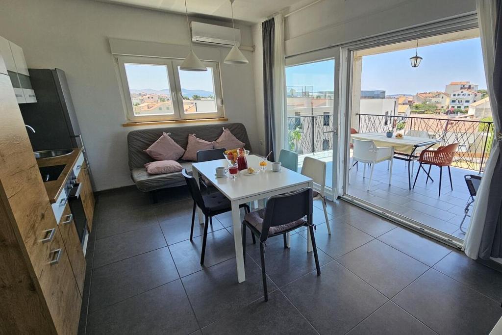 Balkón alebo terasa v ubytovaní Brodarica Apartment Near the Beach - Spacious 2-Bedroom Penthouse with Large Terrace