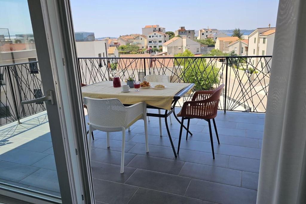 Balkón alebo terasa v ubytovaní Brodarica Apartment Near the Beach - Spacious 2-Bedroom Penthouse with Large Terrace