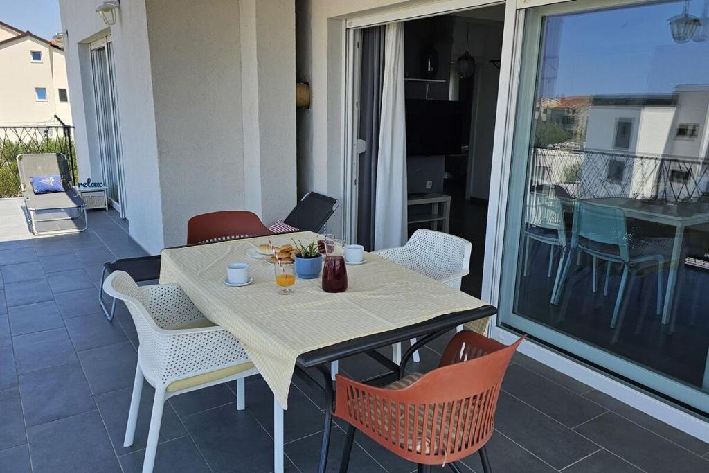 Balkón alebo terasa v ubytovaní Brodarica Apartment Near the Beach - Spacious 2-Bedroom Penthouse with Large Terrace