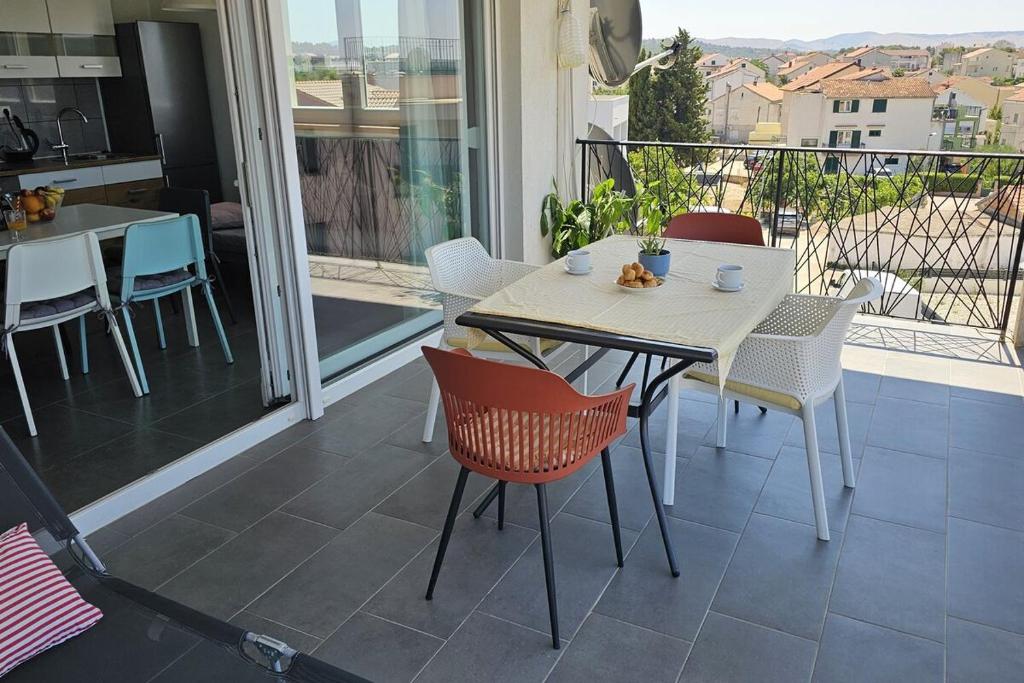 Balkón alebo terasa v ubytovaní Brodarica Apartment Near the Beach - Spacious 2-Bedroom Penthouse with Large Terrace