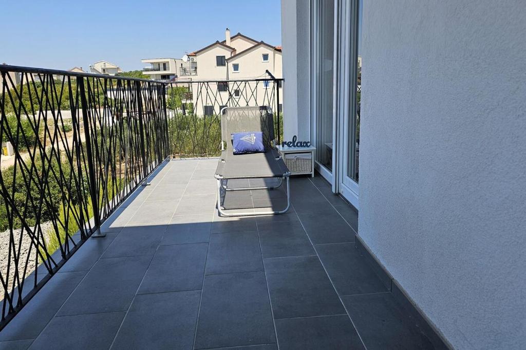 Balkón alebo terasa v ubytovaní Brodarica Apartment Near the Beach - Spacious 2-Bedroom Penthouse with Large Terrace