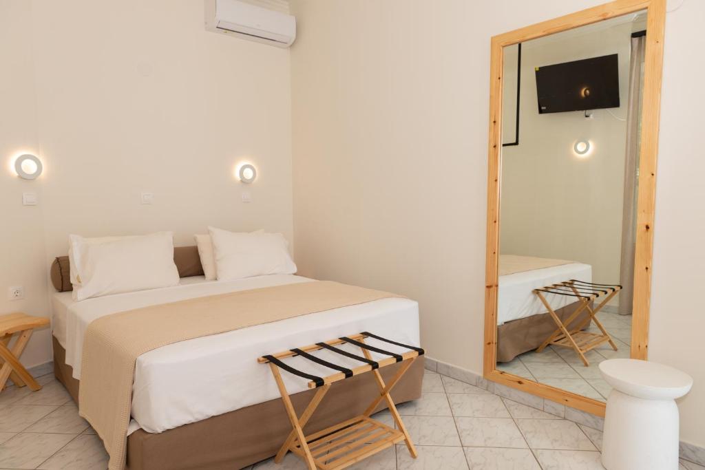Postel nebo postele na pokoji v ubytování Ellinas Hotel